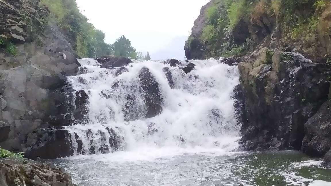 逃离残破的船只